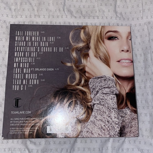 Lisa Lavie - Signed Album & Zip-Up Hoodie - Picture 11 of 12